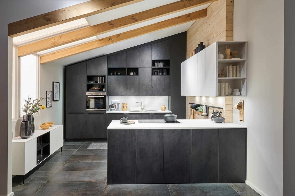 Cuisine sous pente, façades noires, plan de travail clair