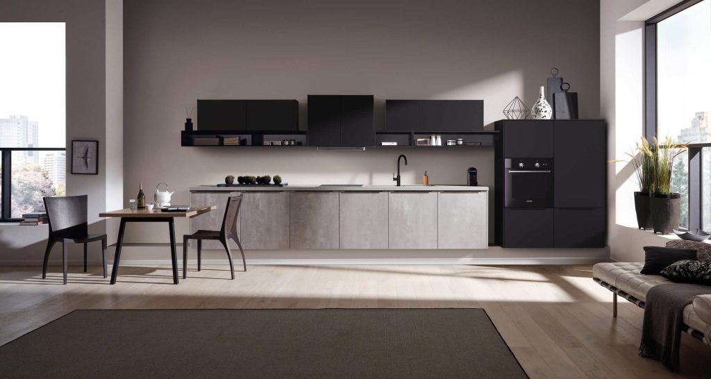 cuisine linéaire Top Soft avec façades noires et béton gris perle